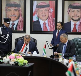 وزير الداخلية يصل الأردن و يوقع مذكرة تفاهم