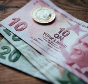 الليرة التركية تنتعش بعد قرار مفاجئ للمركزي التركي