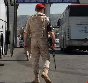 لبنان يعلن إحباط محاولة اختراق مئات السوريين للحدود