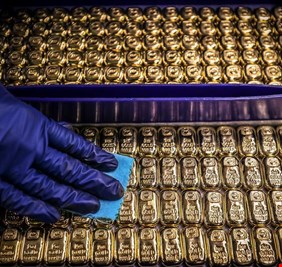 الذهب يفقد بريقه مع ارتفاع الدولار