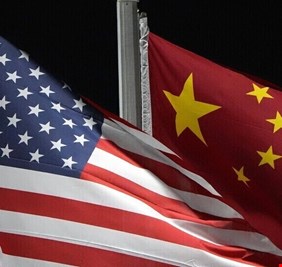 ثالث زيارة رفيعة خلال 3 أشهر.. وزيرة التجارة الأمريكية تصل بكين