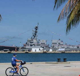 البحرية الأمريكية تجلي السفن والطائرات من فلوريدا مع اقتراب إعصار 