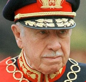 الأرجنتين تجرد أوغوستو بينوشيه من الأوسمة الحكومية الأرجنتينية