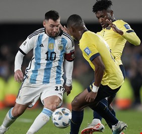 ميسي يحدث ضجة بتلاعبه بأغلى لاعب في تاريخ الدوري الإنجليزي