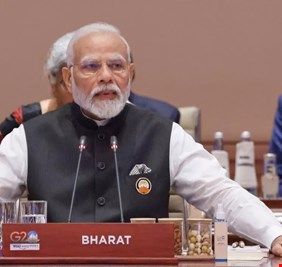 مودي يظهر في قمة العشرين وأمامه لافتة كتب عليها 