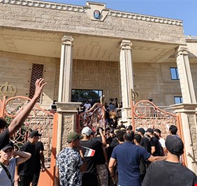 الحكم على 18 ضابطاً من حماية البعثات الدبلوماسية وحفظ القانون بسبب اقتحام السفارة السويدية