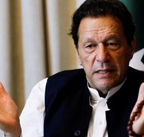 تمديد فترة حبس عمران خان لأسبوعين
