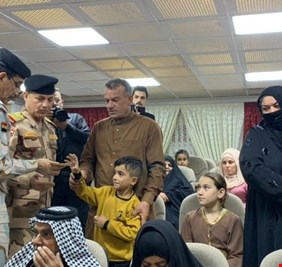العلاق يشرف على توزيع منحة عوائل الشهداء