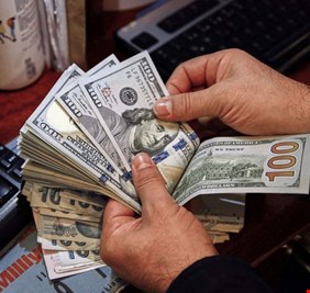 مستشار حكومي يتحدث عن انخفاض وشيك بأسعار الدولار