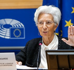 رئيسة البنك المركزي الأوروبي توبخ زملاءها وتصادر هواتفهم!