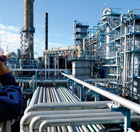 الحكومة تتجه لتفعيل مصافي نفطية خارج العراق