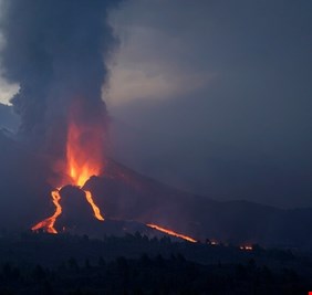 الفلبين تُصدر تحذيراً صحياً من الغازات البركانية