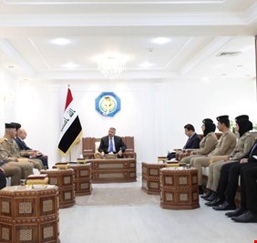 وزير الداخلية يلتقي فريق تقييم الأداء المؤسسي في الوزارة