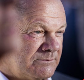 بولندا تتهم شولتس بالتدخل في شؤونها الداخلية