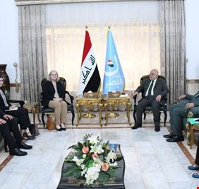 العبادي يدعو السفيرة الأمريكية في العراق لمزيد من الدعم