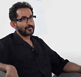 قصة حب غريبة في حياة أحمد حلمي تصيبه بالخيانة؟