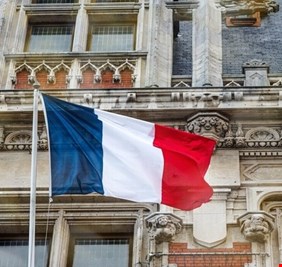 أحدهما متخصص بشؤون قطر.. القضاء الفرنسي يوجه تهما لشخصين بشبهة العمل لجهات أجنبية