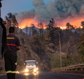 إجلاء الآلاف في جزيرة إسبانية مع تجدد حرائق الغابات