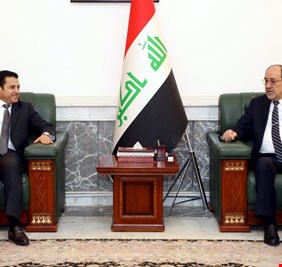 الاعرجي يبحث مع المالكي عدداً من الملفات