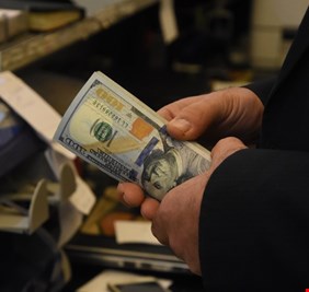 اقتصادي يحذر من كارثة وشيكة بسبب حظر الدولار