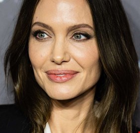 أنجلينا جولي مغنية أوبرا في فيلم 