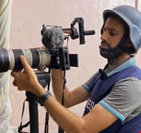 صحافي يستقبل مولودا جديدا خلال تغطيته لحرب غزة