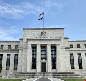 الكاظمي ينفي التوجه لطباعة عملة نقدية جديدة و يتهم الفيدرالي الأمريكي بأزمة الدولار