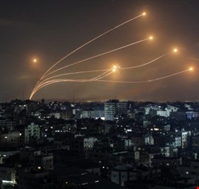 انفجارت ضخمة في تل أبيب وصافرات الانذار تدوي في يافا