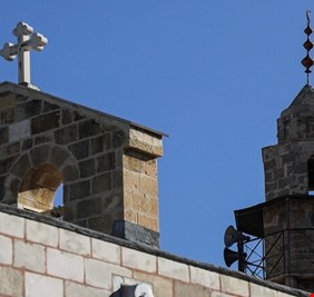 بعد تعرض كنيسة في غزة للقصف.. اليونان تدعو لتأمين المؤسسات الدينية في الشرق الأوسط