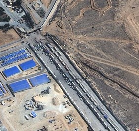 دخول أول قافلة مساعدات إنسانية إلى غزة عبر معبر رفح