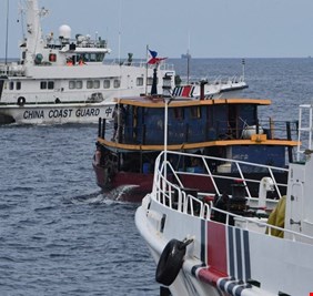 الفلبين تتّهم سفينة صينية بصدم قارب تموين تابع لها
