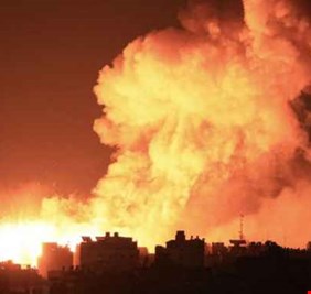 انفجار عنيف بجوار مستشفى شهداء الأقصى وسط غزة