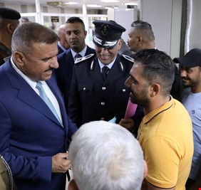 وزير الداخلية يزور مديرية شؤون الإقامة