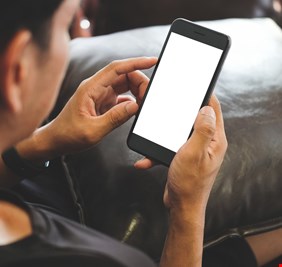دراسة مثيرة للقلق .. استخدام الهاتف المحمول يمكن أن يهدد الرجال بالعقم