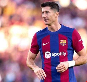 برشلونة يفاضل بين 12 صفقة لخلافة ليفاندوفسكي