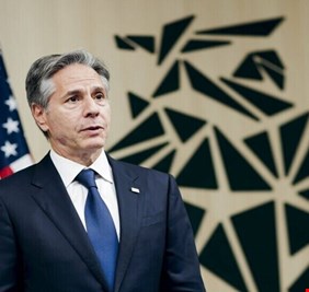 وزير الخارجية الأمريكي يحذر الفصائل من استمرار استهداف مصالح بلاده في العراق