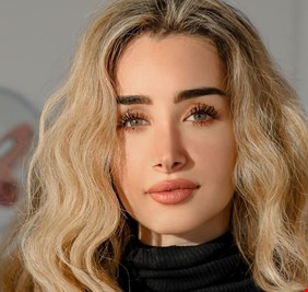 بسبب إقامة جبرية.. هنا الزاهد تعمل في صيدلية