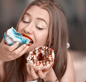 خبيرة تغذية تكشف خطورة التخلي تماما عن تناول الحلويات