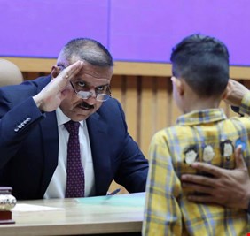 وزير الداخلية يتابع احتياجات عوائل  الشهداء والجرحى