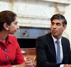 اتهمته بخيانتها.. وزيرة داخلية بريطانيا تشن هجوما على سوناك بعد إقالتها