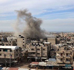 الخارجية الفلسطينية تحمّل إسرائيل مسؤولية حياة آلاف المحاصرين في مشفى 