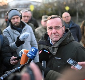 وزير الدفاع الألماني يؤكد من كييف استمرار الدعم العسكري لأوكرانيا