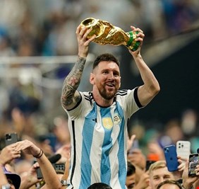 بعد تطويق عنقه بذهبية كأس العالم... قمصان ميسي للبيع في مزاد علني