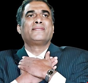رغم فشل مشروع زواجهما... مساعد أحمد زكي يُفجّر مفاجأة حول نجلاء فتحي