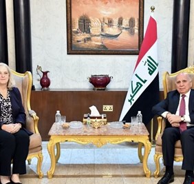 العراق يبلغ السفيرة الأمريكية احتجاجه على الهجمات التي طالت قوات الحشد