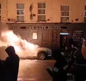 اتساع دائرة الاحتجاجات في إيرلندا.. اشتباكات عنيفة مع الشرطة وأعمال تخريب وحرق