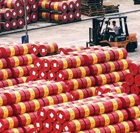 خام برنت يتراجع قبل قرار 