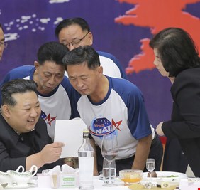 كيم جونغ أون يتفرج على الصور لمدن كوريا الجنوبية التي التقطها القمر الكوري الشمالي