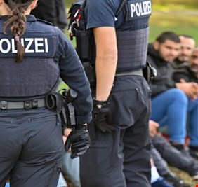 اليونان.. القبض على مهربين يبتزون المهاجرين بعنف والبحث جارٍ عن 7 آخرين