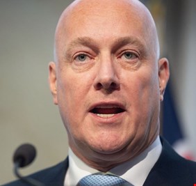 كريستوفر لاكسن يتولّى مهام رئاسة الوزراء في نيوزيلندا